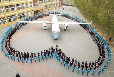 贵阳航空学校老师为大家讲解空姐的前景